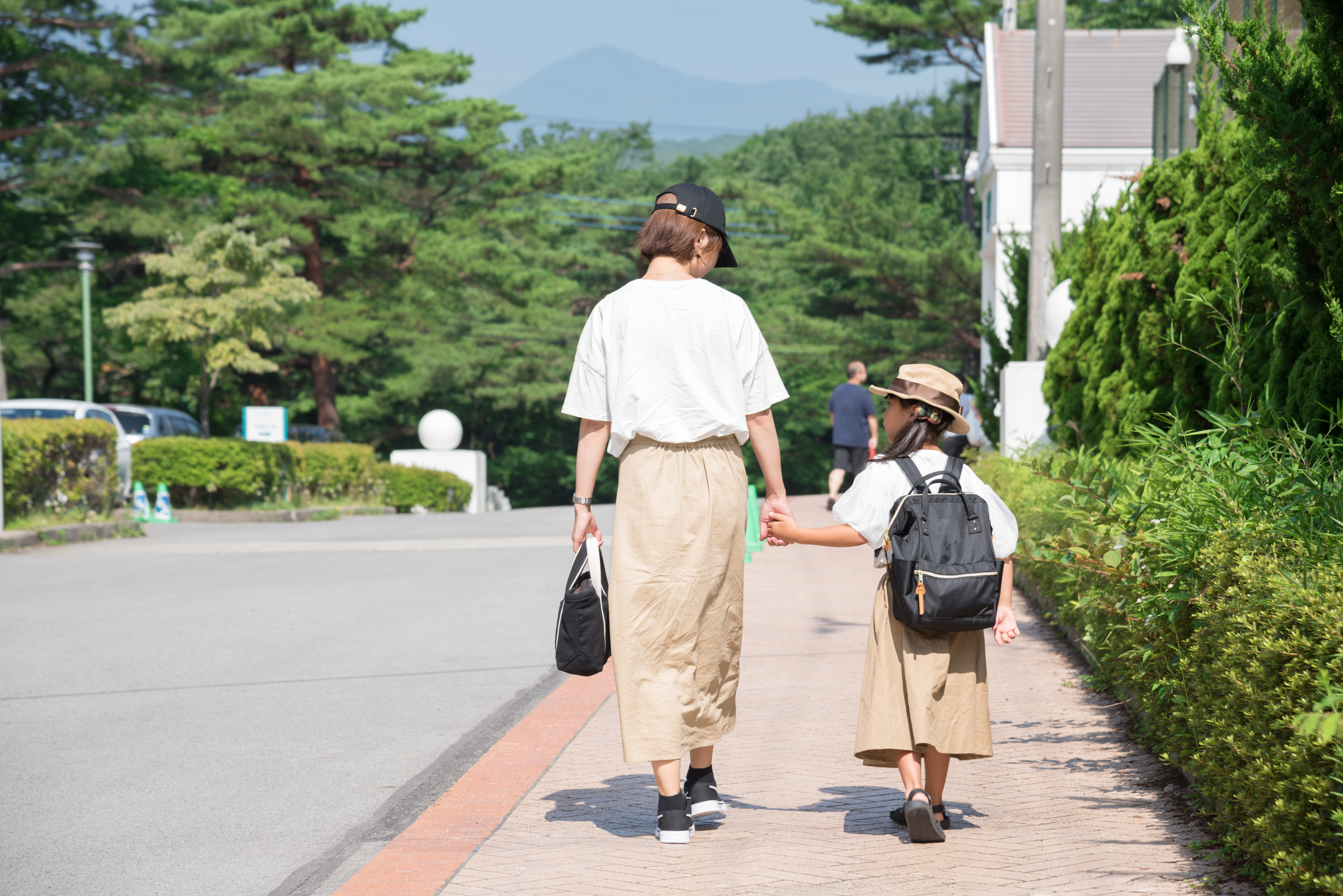 親子で手をつないで歩く様子
