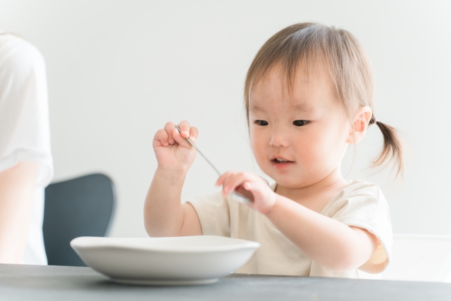 食事をする子ども